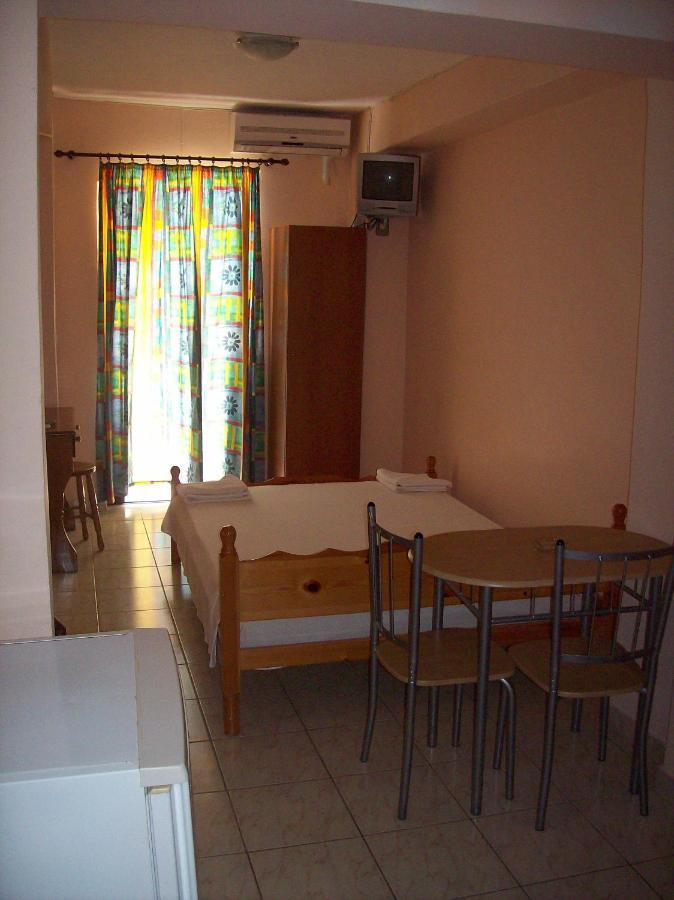 Petros Studios Poros  Ruang foto